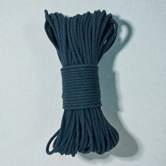 Gevlochten naaikoord Petrol. Je maakt naait hier schitterende tassen, placemats, hoeden en manden mee. Met de naaimachine op de zigzagsteek