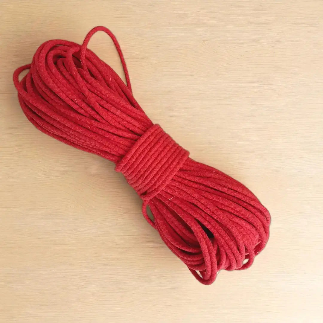 gevlochten naaikoord rood 6-7 mm. Hiermee naai je met de zigzagsteek schitterende hoeden, tassen, manden en placemats. Te koop bij hobbygaren.nl
