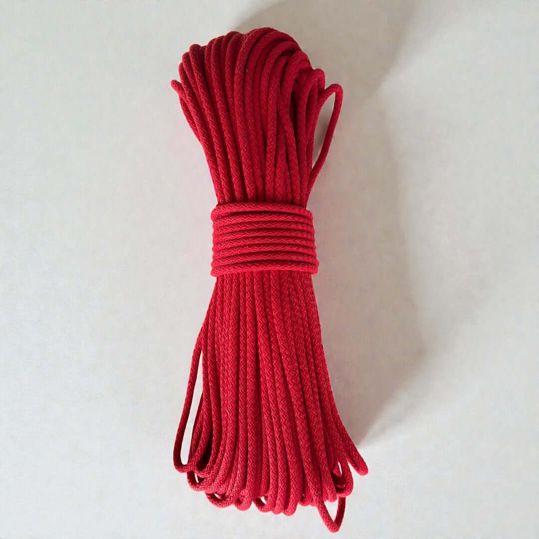 Gevlochten naaikoord rood. Je maakt naait hier schitterende tassen, placemats, hoeden en manden mee. Met de naaimachine op de zigzagsteek