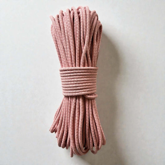 Gevlochten naaikoord Roze. Je maakt naait hier schitterende tassen, placemats, hoeden en manden mee. Met de naaimachine op de zigzagsteek