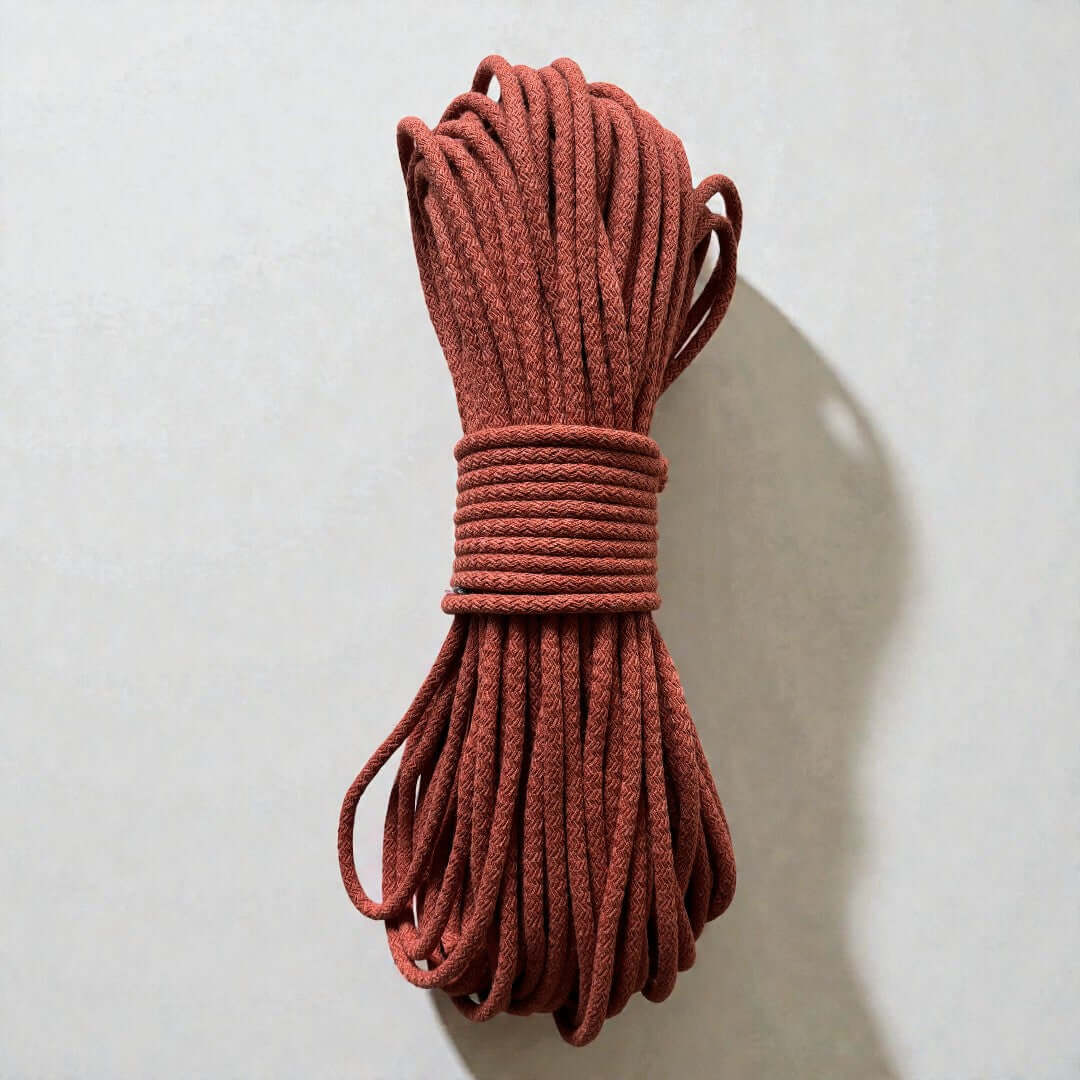 Gevlochten naaikoord terracotta Je maakt naait hier schitterende tassen, placemats, hoeden en manden mee. Met de naaimachine op de zigzagsteek