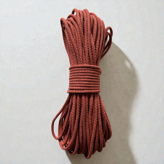 Gevlochten naaikoord terracotta Je maakt naait hier schitterende tassen, placemats, hoeden en manden mee. Met de naaimachine op de zigzagsteek