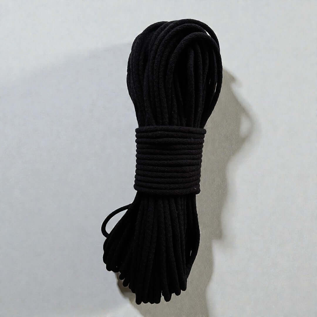 Gevlochten naaikoord zwart. Je maakt naait hier schitterende tassen, placemats, hoeden en manden mee. Met de naaimachine op de zigzagsteek