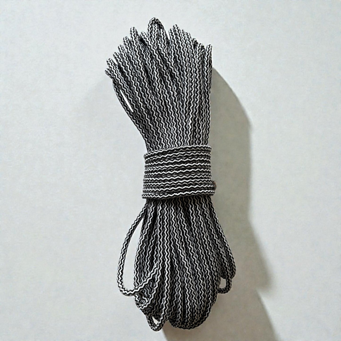 Gevlochten naaikoord zwart-wit . Je maakt naait hier schitterende tassen, placemats, hoeden en manden mee. Met de naaimachine op de zigzagsteek