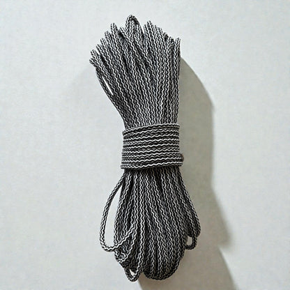 Gevlochten naaikoord zwart-wit . Je maakt naait hier schitterende tassen, placemats, hoeden en manden mee. Met de naaimachine op de zigzagsteek