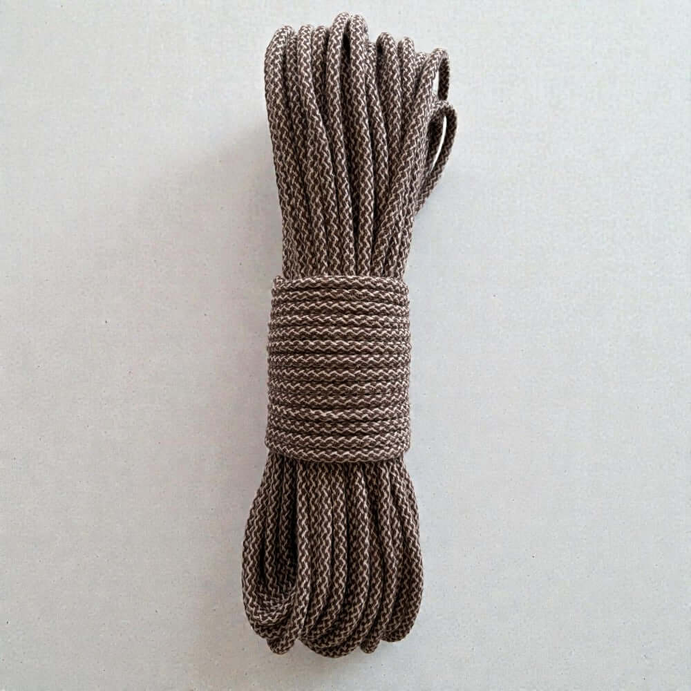 Gevlochten Naaikoord - Gemeleerd bruin. Geschikt voor de naaimachine met de zigzagsteek. Naai er manden, tassen, placemats en hoeden mee.