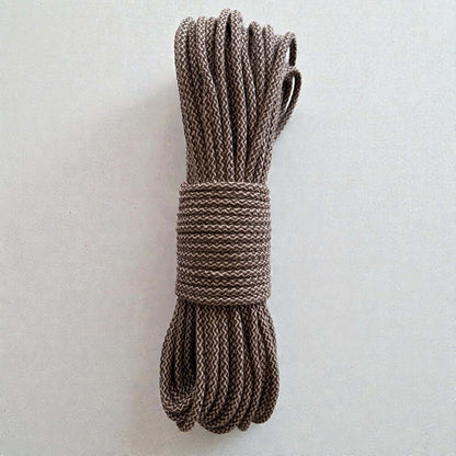 Gevlochten Naaikoord - Gemeleerd bruin. Geschikt voor de naaimachine met de zigzagsteek. Naai er manden, tassen, placemats en hoeden mee.