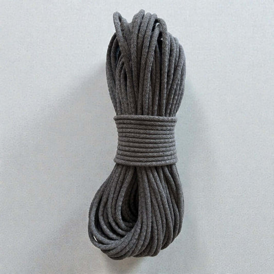 Gevlochten Naaikoord - Smokey Grey. Geschikt voor de naaimachine met de zigzagsteek. Naai er manden, tassen, placemats en hoeden mee.