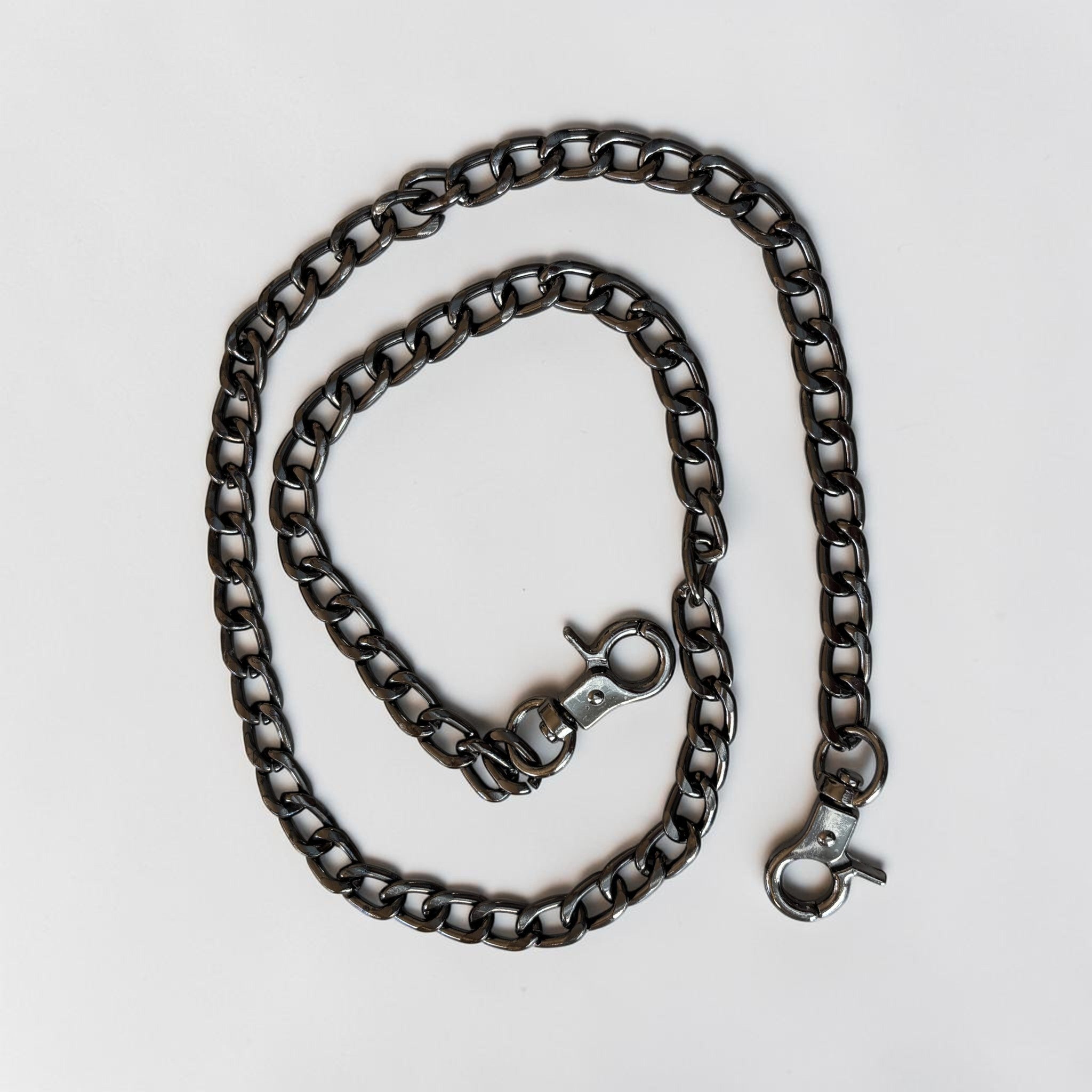 Zwarte-metalen-gourmetschakel-tasketting-van-60-cm-met-karabijnhaken