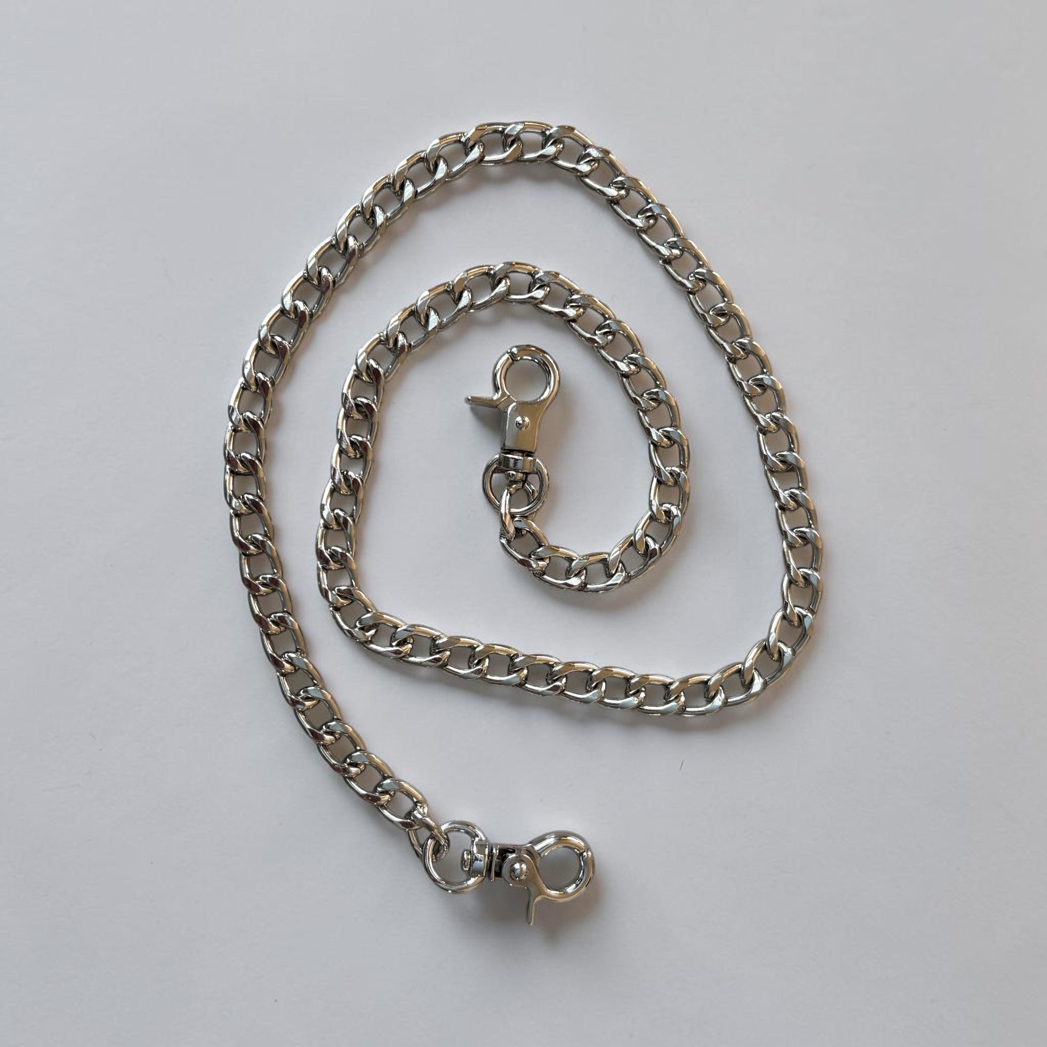 verzilverde-gourmetschakel-tasketting-van-60-cm-met-karabijnhaken