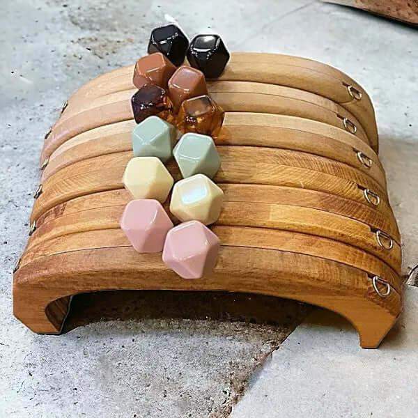 Houten tas frame met knoppen van acryl en een magnetisch sluiting. Geeft een vintage uitstraling.