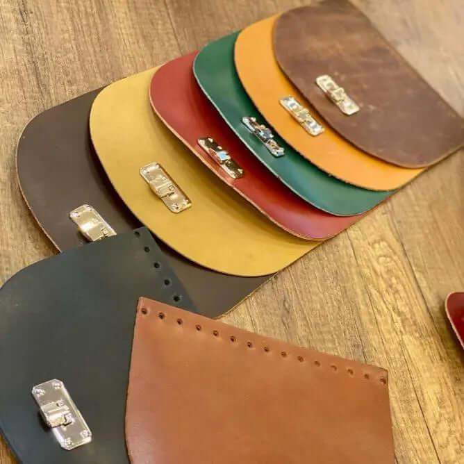 Leren Tas flap met Sluiting - 22x19m.  Deze flap met draai sluiting is de Finishing touch voor je tas. Van hobbygaren.nl