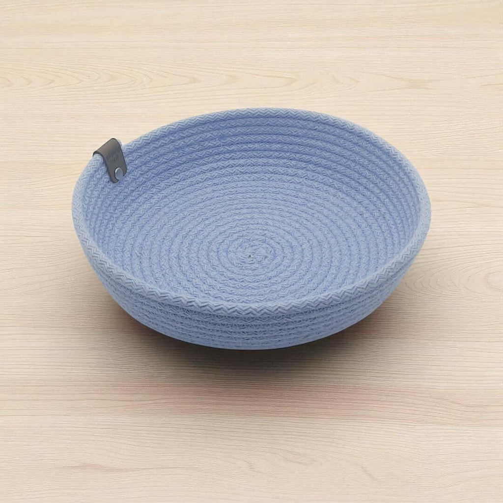 Handgemaakte mandjes in lichtblauw- 23x6 of 29x9 cm. Ze zijn ideaal als opbergmandjes en broodmandjes, of geef ze bij een housewarming of kraambezoek
