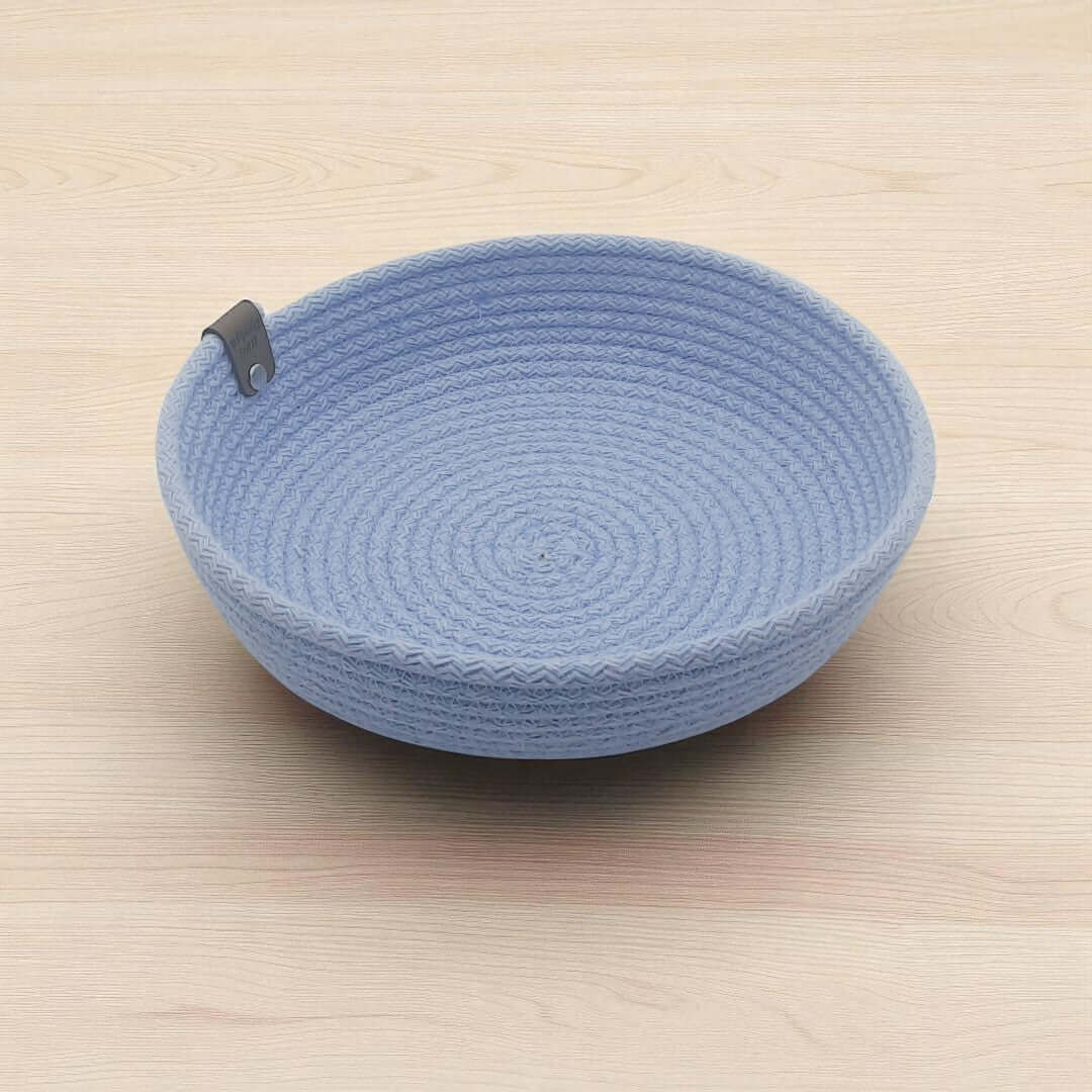 Handgemaakte mandjes in lichtblauw- 23x6 of 29x9 cm. Ze zijn ideaal als opbergmandjes en broodmandjes, of geef ze bij een housewarming of kraambezoek