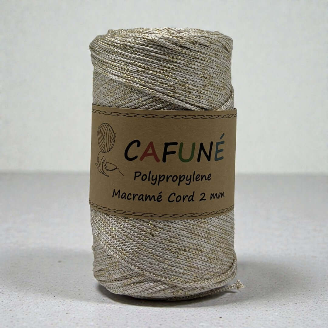 Cafuné 2 mm creme-goud-polypropyleen macramékoord, geschikt voor het haken van tassen, mandjes en accessoires en voor macraméprojecten zoals een vliegengordijn.