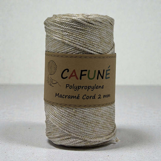 Cafuné 2 mm creme-goud-polypropyleen macramékoord, geschikt voor het haken van tassen, mandjes en accessoires en voor macraméprojecten zoals een vliegengordijn.