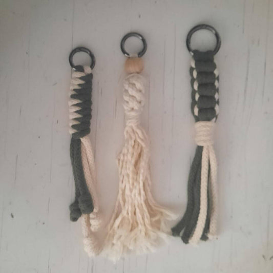 Bac charm, macrme pakket, bruin/eucalyptus Sleutelhanger macrame pakket van hobbygaren.nl