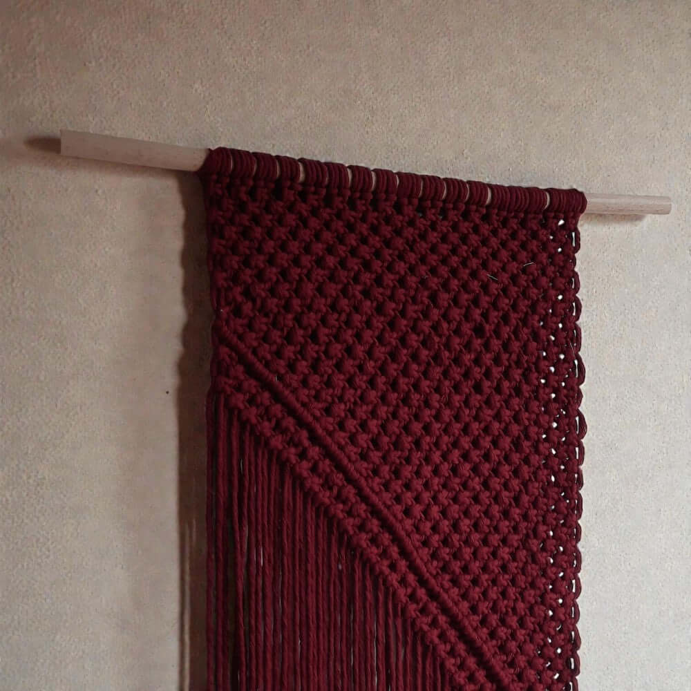 Maak zelf dit mooie moderne wandkleed met het Cafuné Macramé Wandkleed DIY Pakket De kleur van het kleed is Burgundy