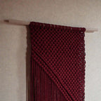 Maak zelf dit mooie moderne wandkleed met het Cafuné Macramé Wandkleed DIY Pakket De kleur van het kleed is Burgundy