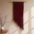 Maak zelf dit mooie moderne wandkleed met het Cafuné Macramé Wandkleed DIY Pakket De kleur van het kleed is Burgundy