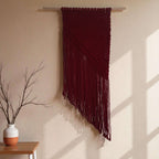 Maak zelf dit mooie moderne wandkleed met het Cafuné Macramé Wandkleed DIY Pakket De kleur van het kleed is Burgundy