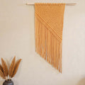 Maak zelf dit mooie moderne wandkleed met het Cafuné Macramé Wandkleed DIY Pakket De kleur van het kleed is Mosterdgeel