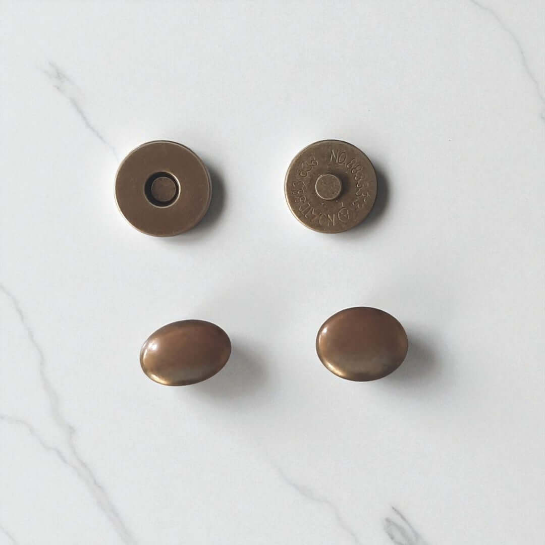 Magneetsluiting met Knop 14mm in bronskleur, set van vier onderdelen voor handgemaakte tassen.