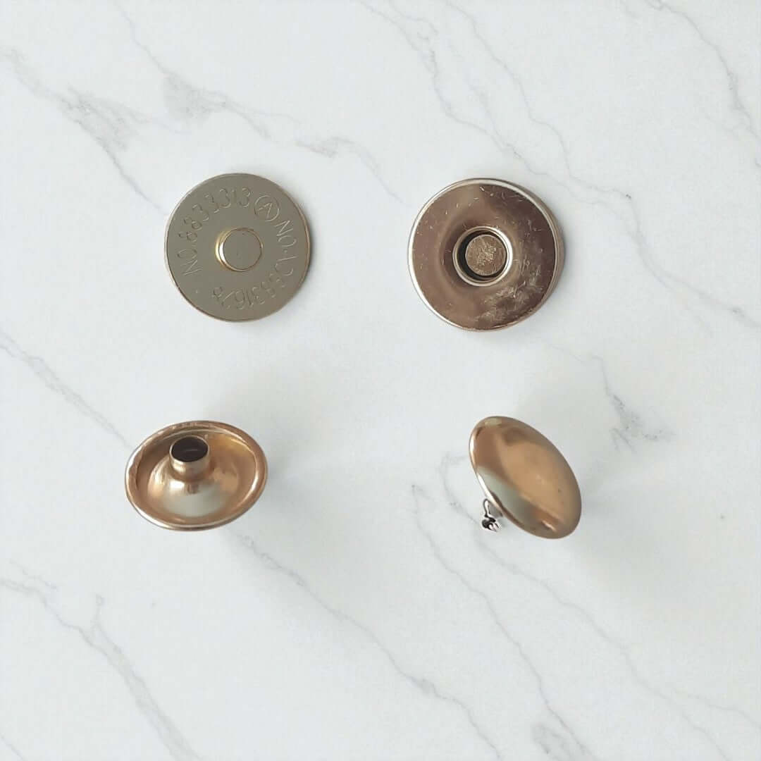 Magneetsluiting met knop 14mm in de kleur goud voor een tas. Te koop bij hobbygaren.nl