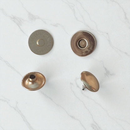 Magneetsluiting met knop in de kleur goud voor een tas. Te koop bij hobbygaren.nl