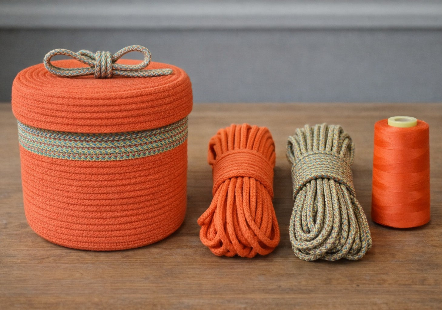 mand-met-deksel-van-oranje-met-groen-gemeleerd-koord-van-cafune-hobbygaren