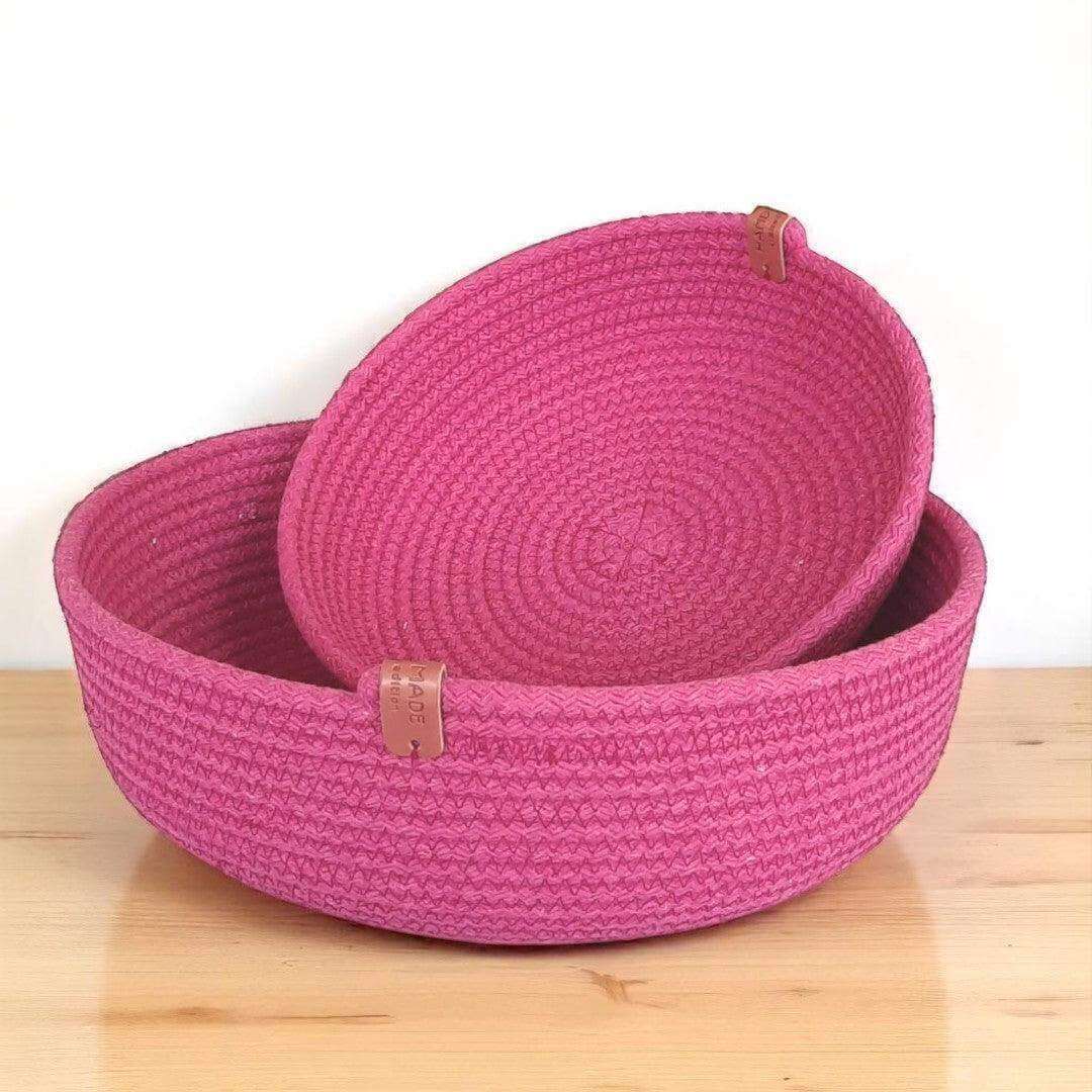 Handgemaakt manden, set van 2 in de kleur fuchsia. De manden zijn gemaakt van Cafune gevlochten naaikoord