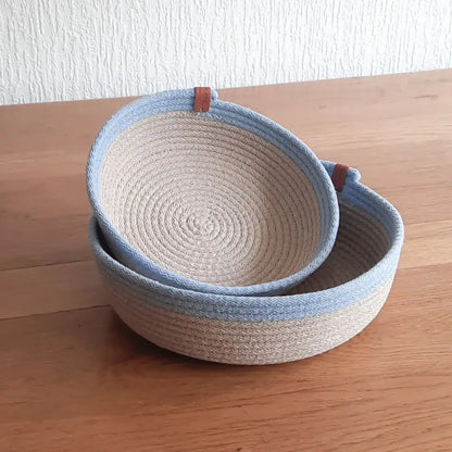mandejes in beige met lichtblauw. Gemaakt van cafune gevlochten naaikoorden. Mandjes zijn voor fruit, brood, make-up, sierraden etc. Verkrijgbaar bij hobbygaren.