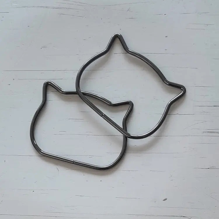 Metalen tas handvatten in vorm van een kattenkopje. De kleur is metaal zwart. Per paar te koop bij hobbygaren.nl