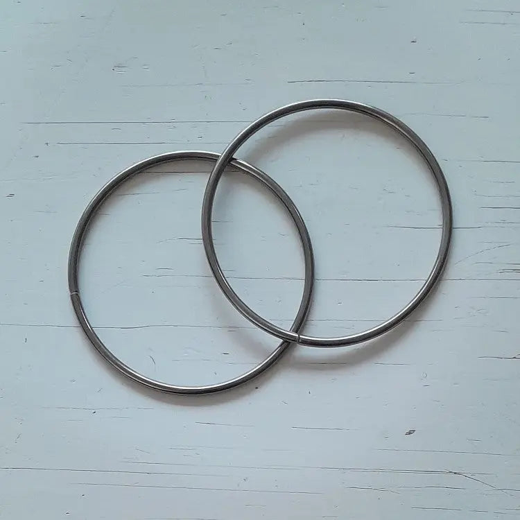 Metalen tas handvatten rond van 12cm. De kleur is metaal zwart. Per paar te koop bij hobbygaren.nl