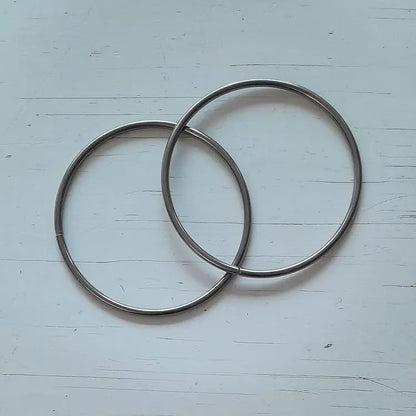 Metalen tas handvatten rond van 12cm. De kleur is metaal zwart. Per paar te koop bij hobbygaren.nl