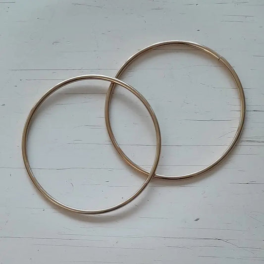 Metalen tas handvatten rond van 12cm. De kleur is goud Per paar te koop bij hobbygaren.nl