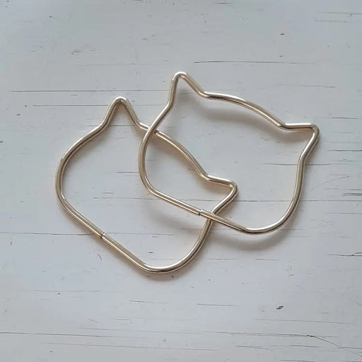 Metalen tas handvatten in vorm van een kattenkopje. De kleur is goud. Per paar te koop bij hobbygaren.nl