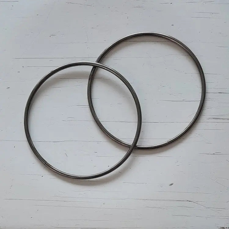 Metalen tas handvatten rond van 15cm. De kleur is metaal zwart. Per paar te koop bij hobbygaren.nl