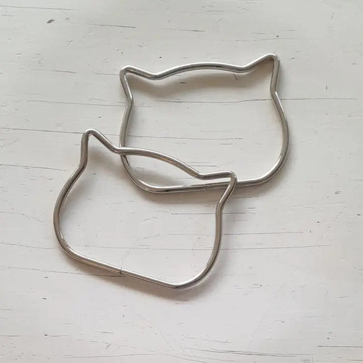 Metalen tas handvatten in vorm van een kattenkopje. De kleur is zilver. Per paar te koop bij hobbygaren.nl