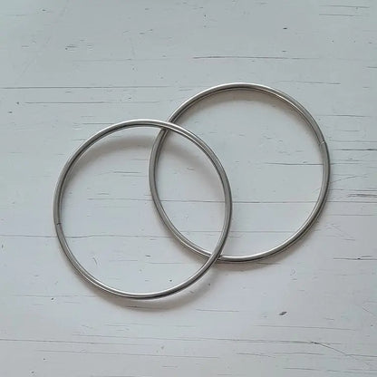 Metalen tas handvatten rond van 12cm. De kleur is zilver. Per paar te koop bij hobbygaren.nl