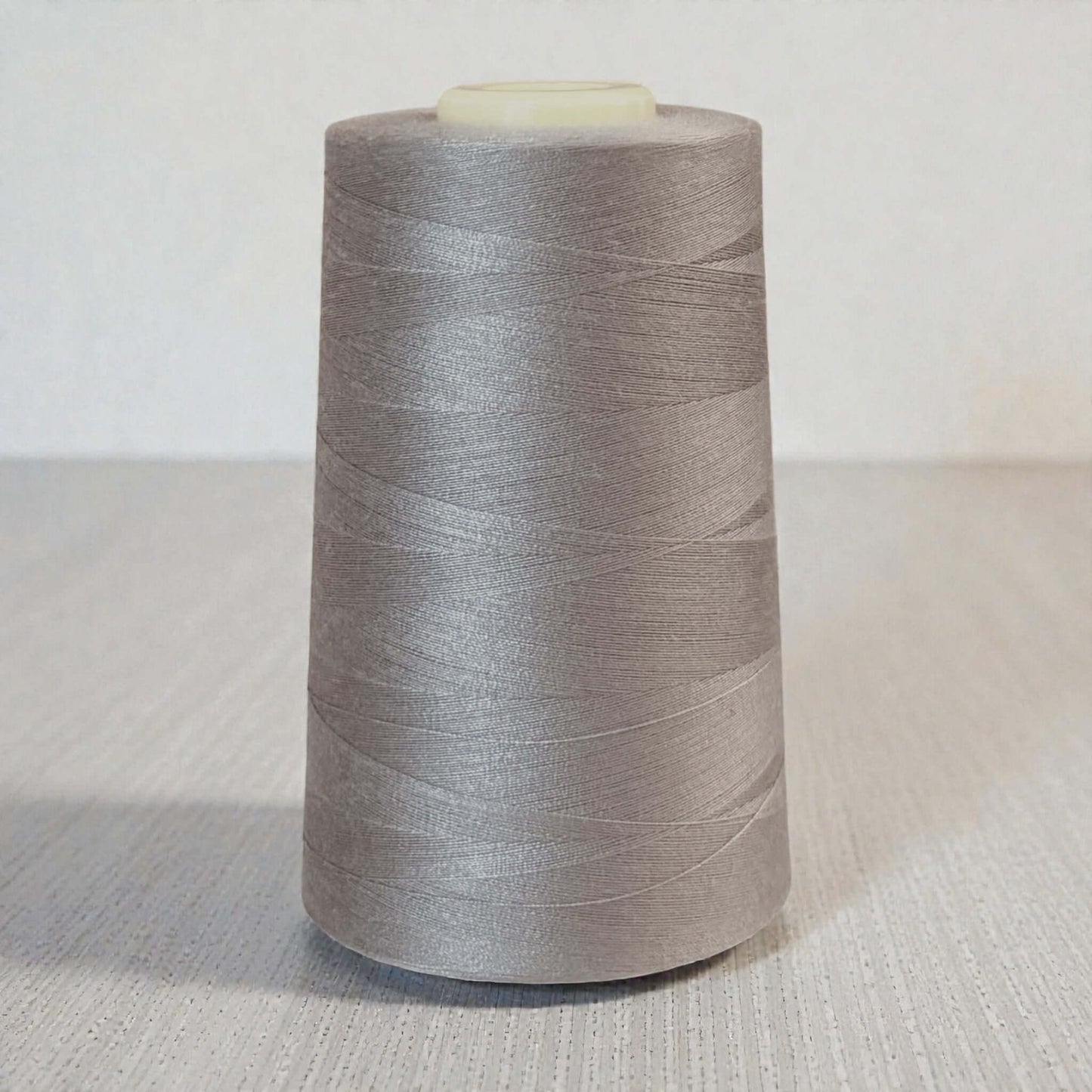Polyester naaigaren Beige 120 (40/2) op kegel van 5000 meter, sterk en pluisarm naaigaren geschikt voor naaimachine en handnaaien.