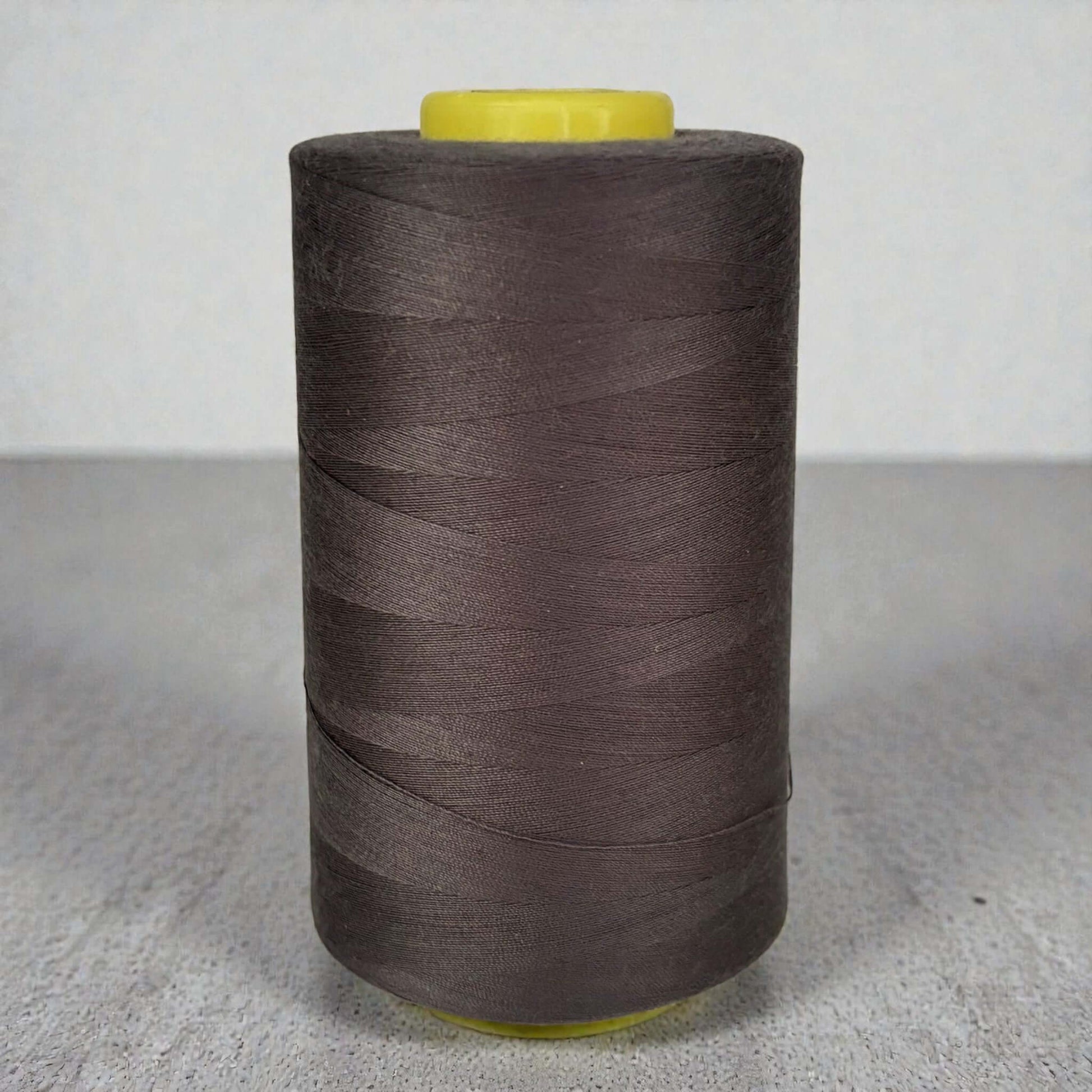 Polyester naaigaren Bruin 120 (40/2) op kegel van 5000 meter, sterk en pluisarm naaigaren geschikt voor naaimachine en handnaaien.