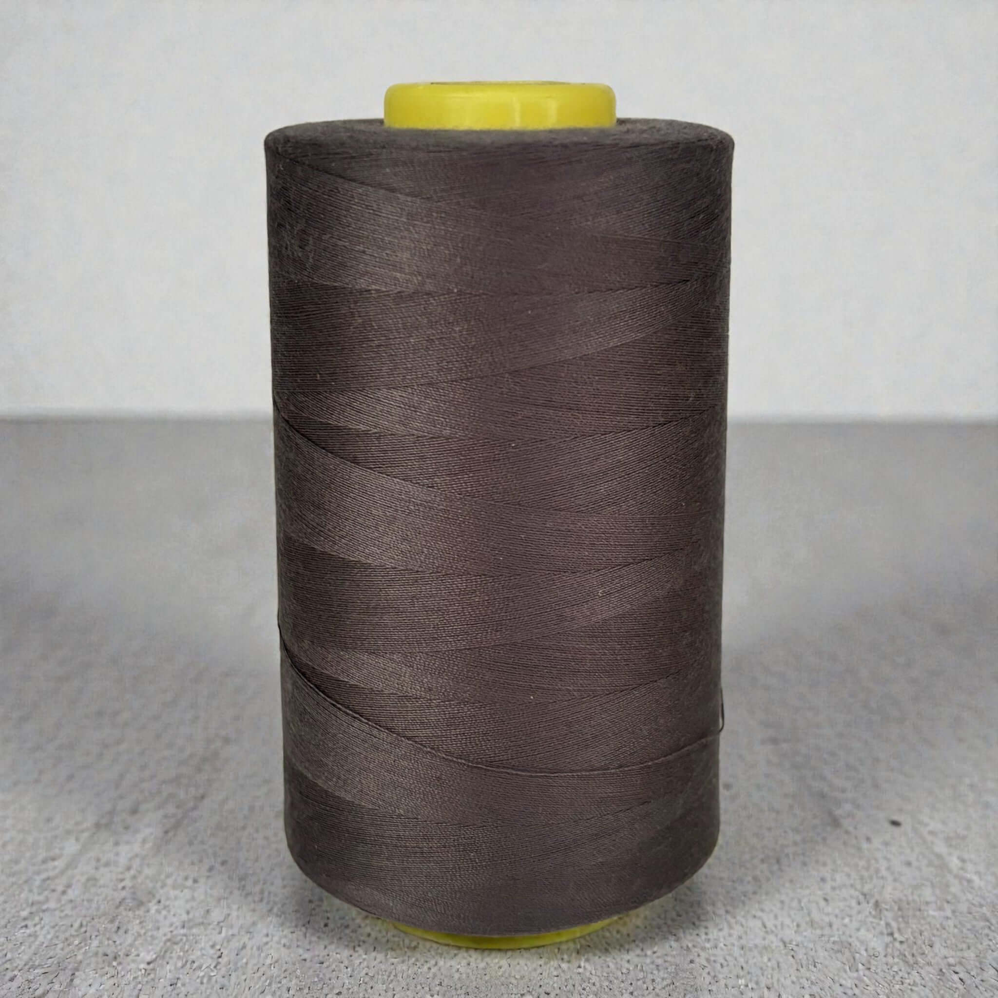 Polyester naaigaren Bruin 120 (40/2) op kegel van 5000 meter, sterk en pluisarm naaigaren geschikt voor naaimachine en handnaaien.