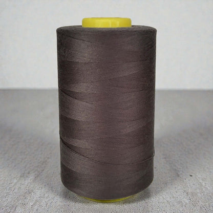 Polyester naaigaren Bruin 120 (40/2) op kegel van 5000 meter, sterk en pluisarm naaigaren geschikt voor naaimachine en handnaaien.