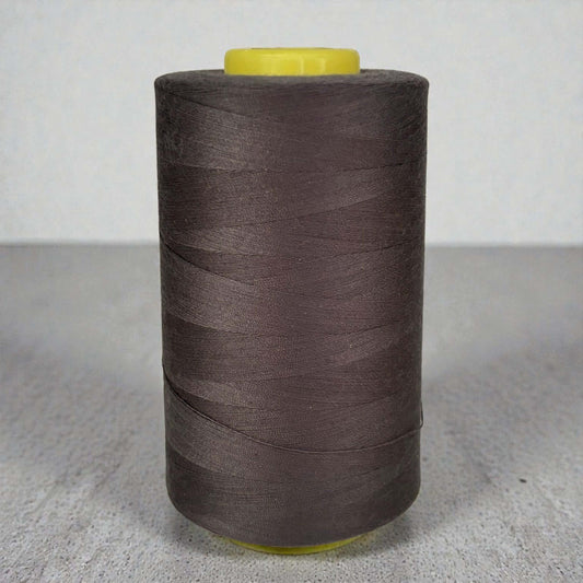 Polyester naaigaren Bruin 120 (40/2) op kegel van 5000 meter, sterk en pluisarm naaigaren geschikt voor naaimachine en handnaaien.