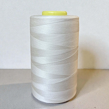 Polyester naaigaren Ecru 120 (40/2) op kegel van 5000 meter, sterk en pluisarm naaigaren geschikt voor naaimachine en handnaaien.
