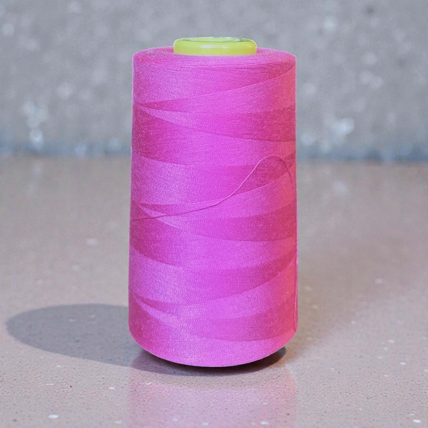 Polyester naaigaren Fuchsia 120 (40/2) op kegel van 5000 meter, sterk en pluisarm naaigaren geschikt voor naaimachine en handnaaien.