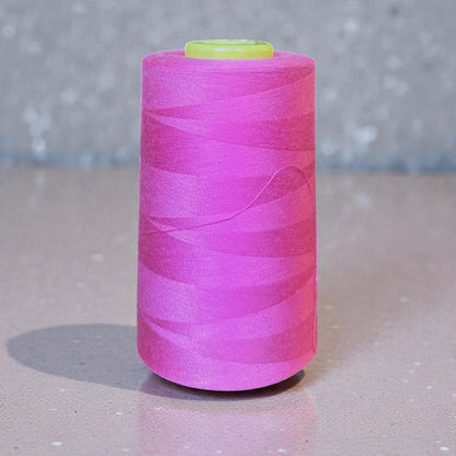 Polyester naaigaren Fuchsia 120 (40/2) op kegel van 5000 meter, sterk en pluisarm naaigaren geschikt voor naaimachine en handnaaien.