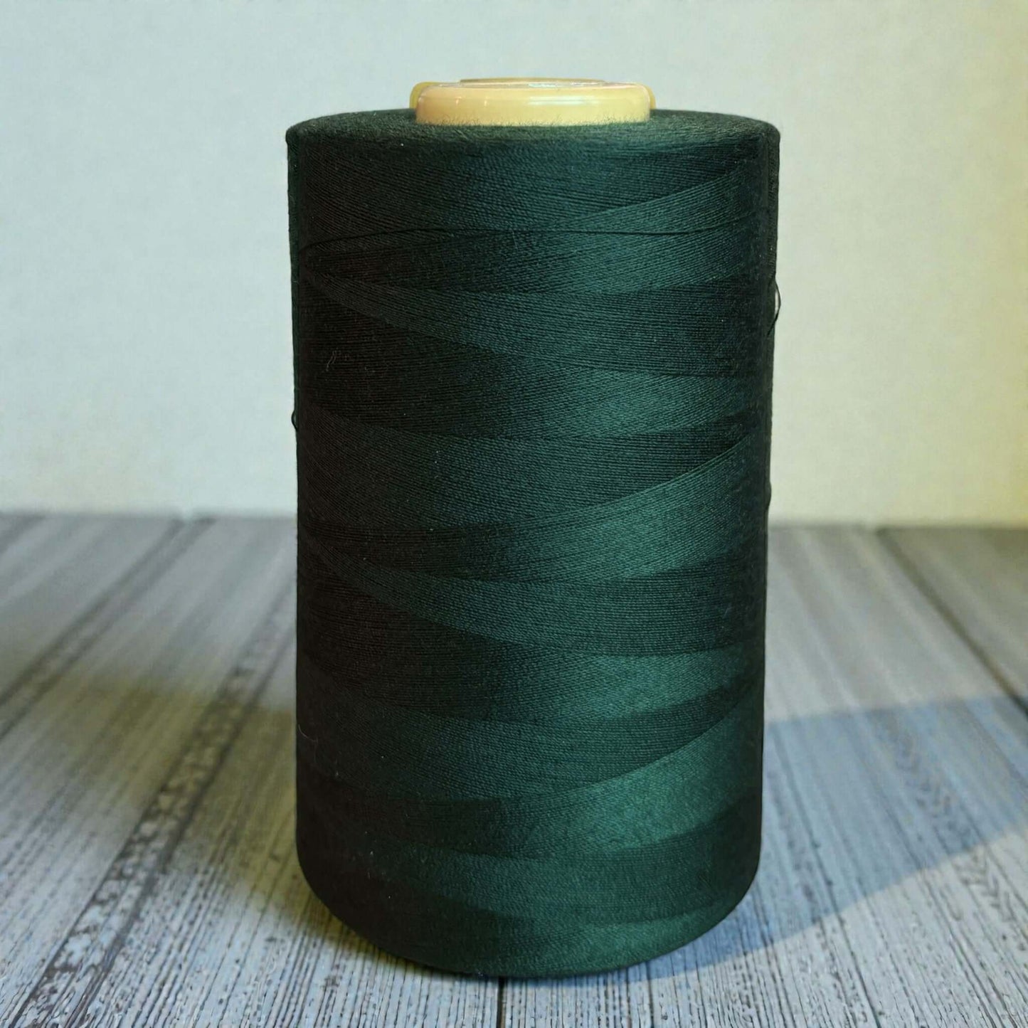 Polyester naaigaren Donkergroen 120 (40/2) op kegel van 5000 meter, sterk en pluisarm naaigaren geschikt voor naaimachine en handnaaien.