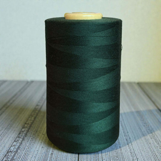 Polyester naaigaren Donkergroen 120 (40/2) op kegel van 5000 meter, sterk en pluisarm naaigaren geschikt voor naaimachine en handnaaien.